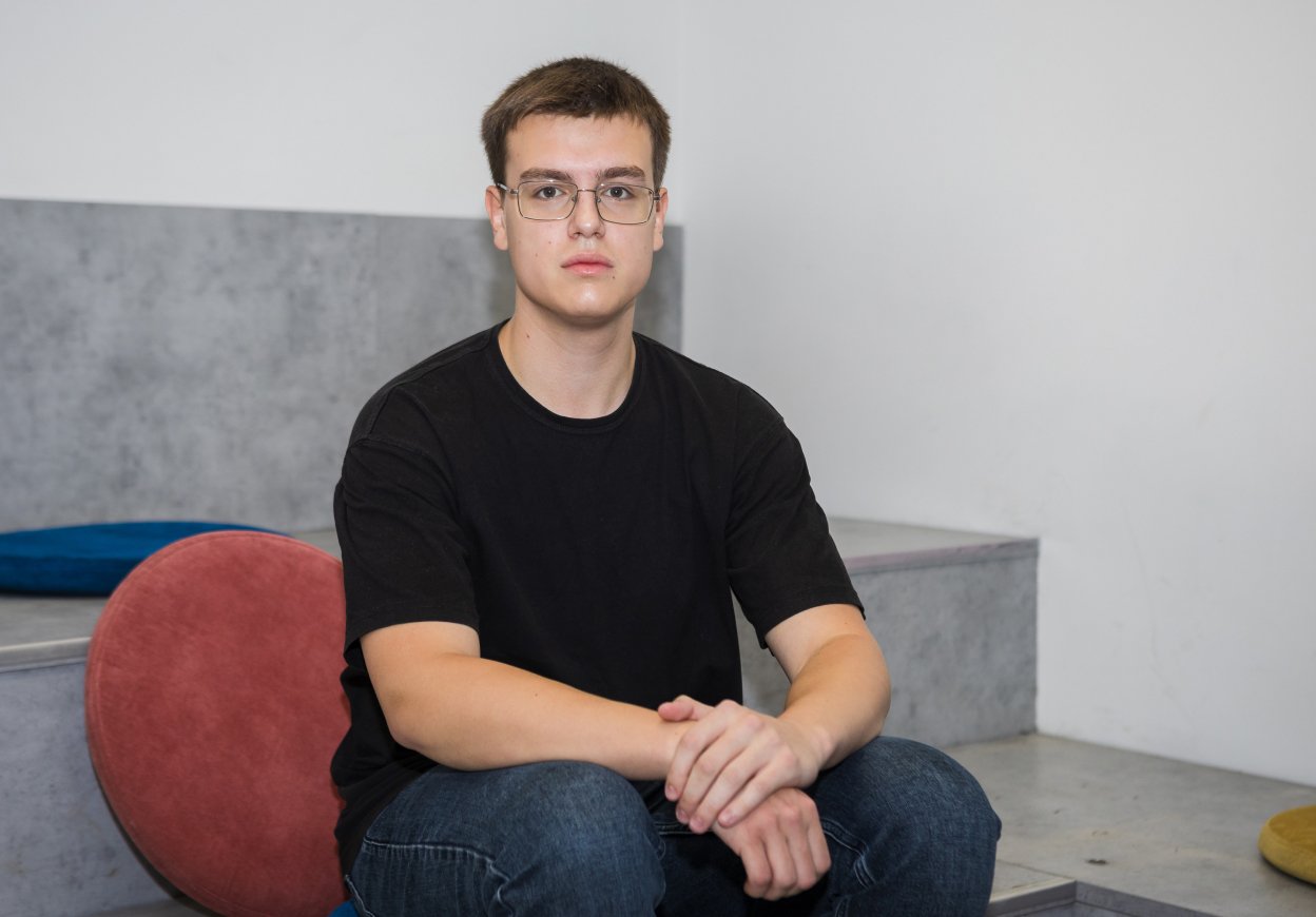 студент ИТМО сидит на стуле