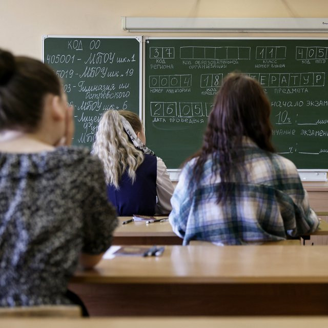 «Составители заданий подложили свинью ребятам из обычных школ». Филолог Михаил Павловец — о ЕГЭ по литературе