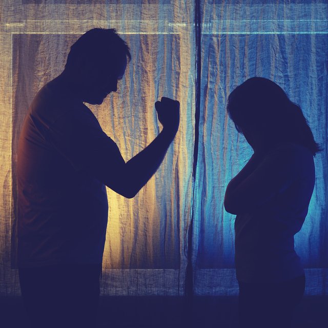 Отец ведёт себя агрессивно по отношению к маме: что делать ребёнку