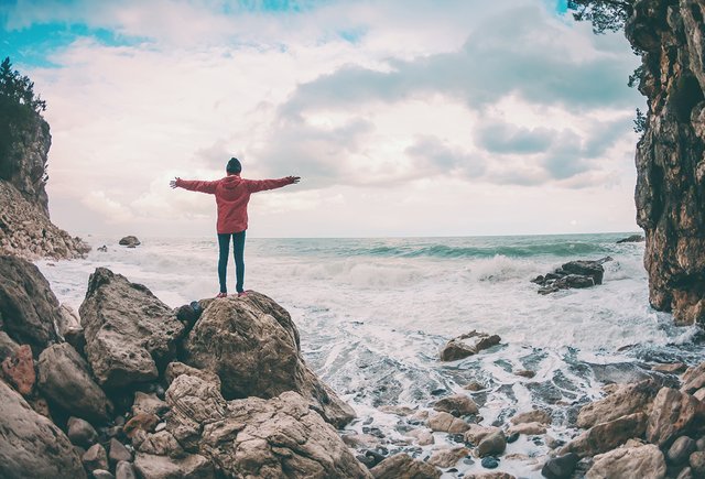 «Меряя» или «меря»? Как образовать деепричастие от глагола «мерить»