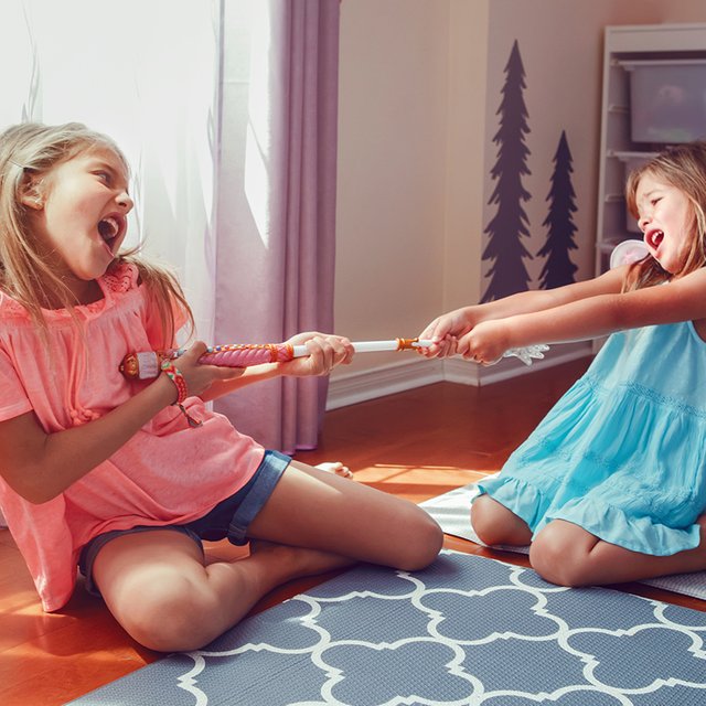 Младшая сестра портит вещи старшей: как научить детей отличать своё от чужого