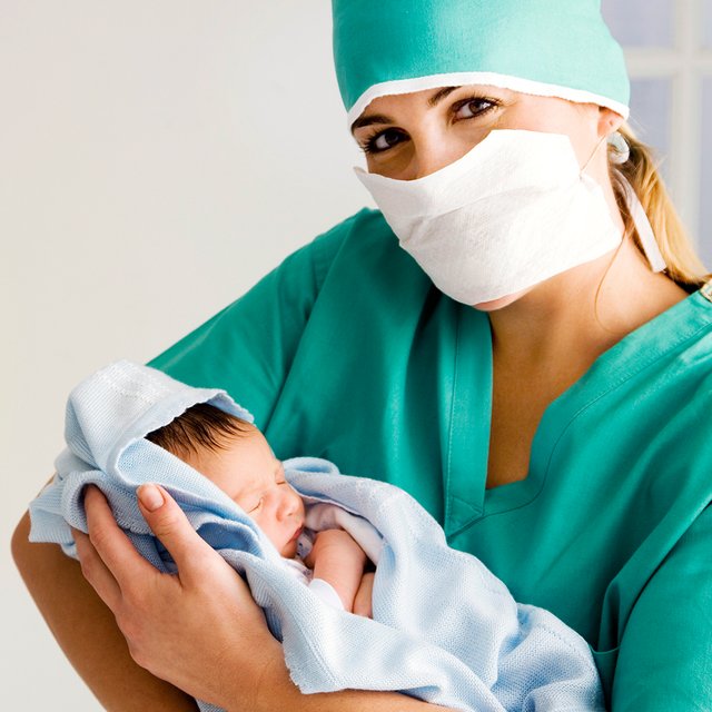 Дать ребёнку пять или оставить его на руках у мамы. Молодой педиатр из России — о работе в клинике США