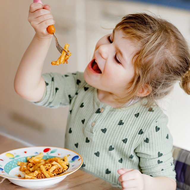 «Опять ешь всухомятку». Почему нельзя заставлять детей доедать и можно ли жить без супов