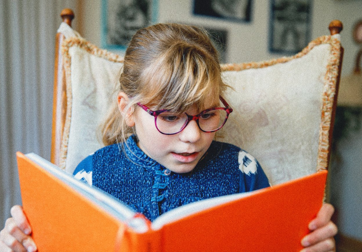 ребенок читает книгу
