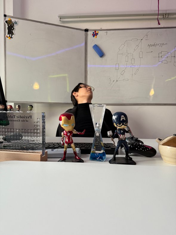 «Почему мне комфортно? Просто я молодой»: учитель физики — о том, почему он обожает работать в школе