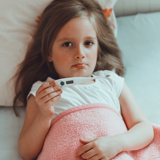 Температура у ребёнка: когда её нужно сбивать и как делать это правильно