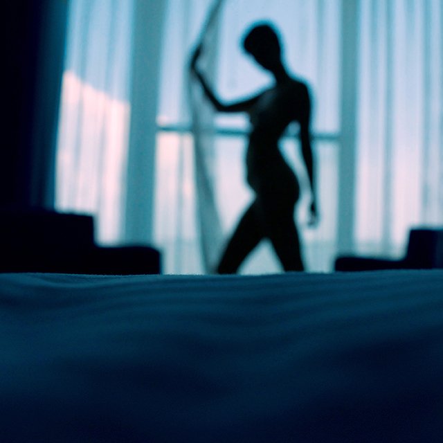 Могу ли я скидывать интимные фото парню, если мне нет 18?