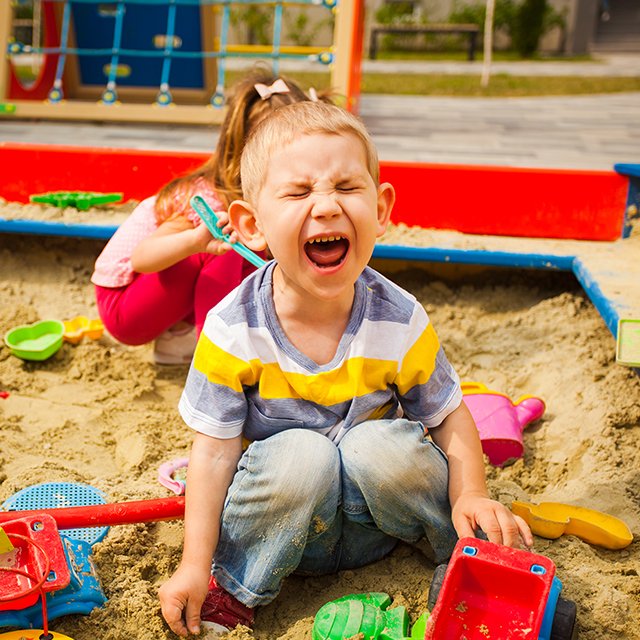 Ребёнка обижают на детской площадке. Как его защитить?