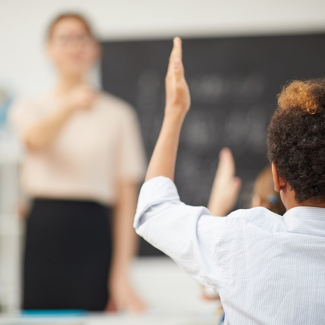 «Как ученик из обеспеченной семьи может уважительно относиться к нищему учителю?»