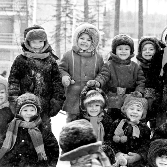 Шуба и варежки на резинке: 15 зимних фото, которые напомнят вам о советском детстве