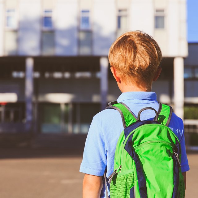 Можно ли записать ребёнка в первый класс школы не по месту жительства