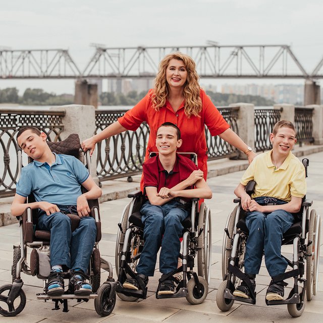 «Если и выживет, то дурачком будет». Как живёт и за что борется мама тройняшек с ДЦП