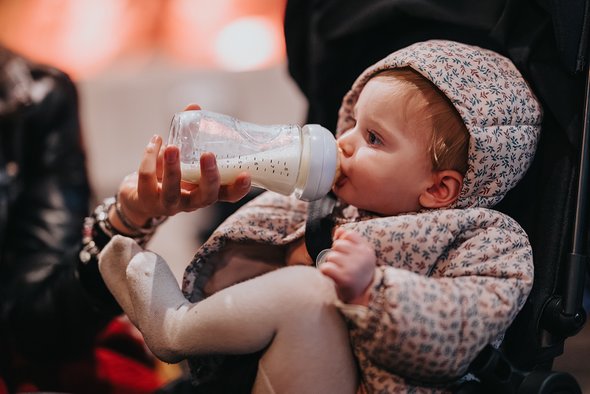 Мама кормит ребенка из бутылочки. Кто такие «шелковистые» мамы. Silky mom