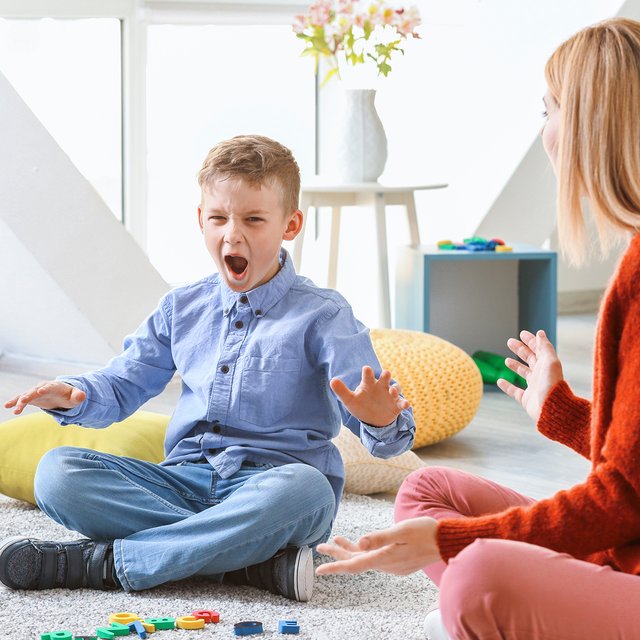 «Силы покидали меня сразу с утра». Психолог — о работе с детьми с РАС и выгорании