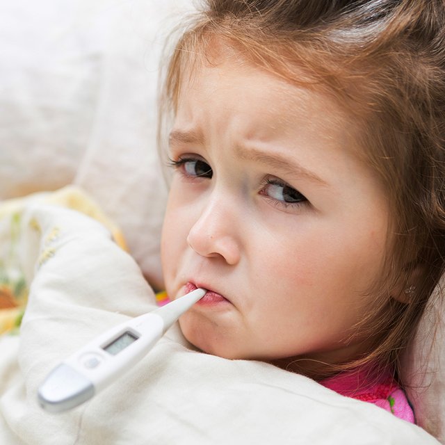 Поцелуйная история, «он весь розовый» и стреляющее ухо. 3 частые детские болезни — и их разбор