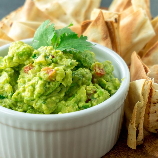 Гуакамоле и домашние чипсы из лаваша: рецепт, проверенный в многодетной семье
