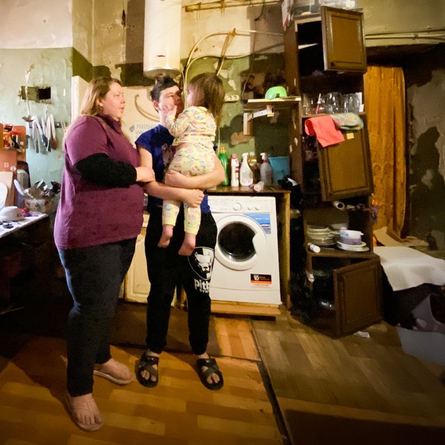 «Крыса как своя стала». Как семьи с детьми живут в аварийном доме — он же памятник культурного наследия