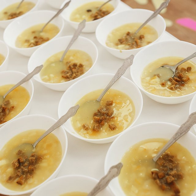 Должны ли учителя в столовой разливать детям суп по тарелкам и сервировать столы