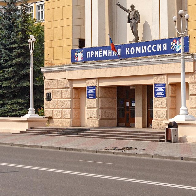 Должен ли абитуриент приносить оригинал аттестата в вуз лично или это могут сделать родители?