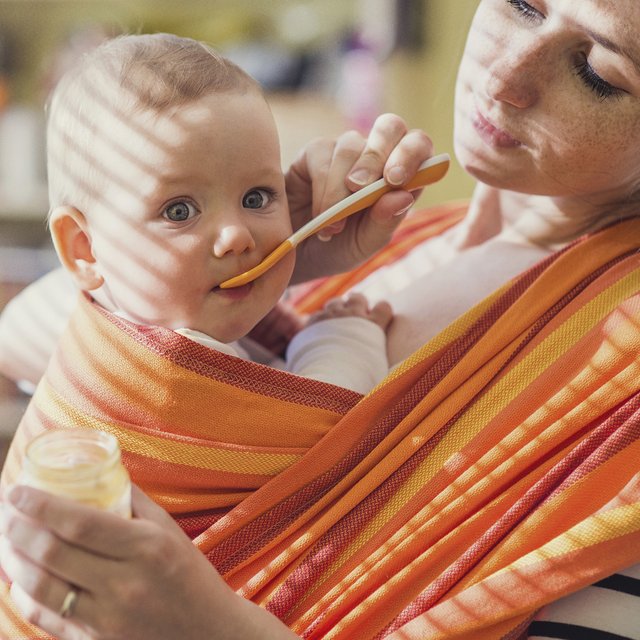 Ходунки вредны, массаж не нужен, а что со слингами? Разбираем мифы о детском развитии