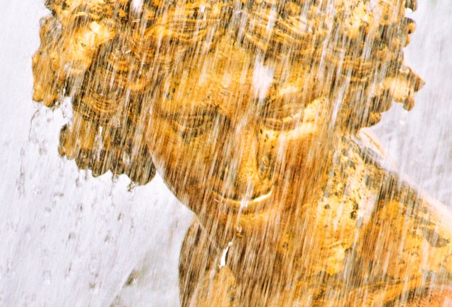 Сильно потею и напрягаюсь, когда нахожусь в общественных местах. Почему тело так реагирует?