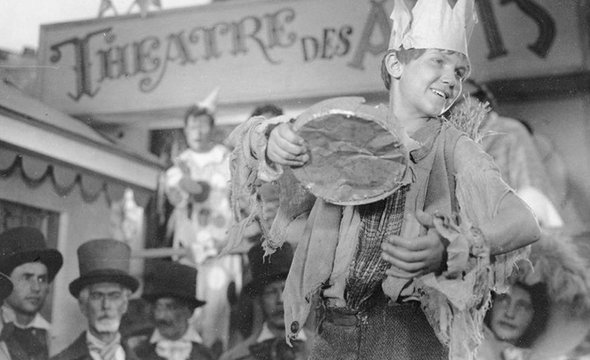 «Гаврош» — архивное кино о мальчике, который живет в огне революции и спит в слоне (0+)