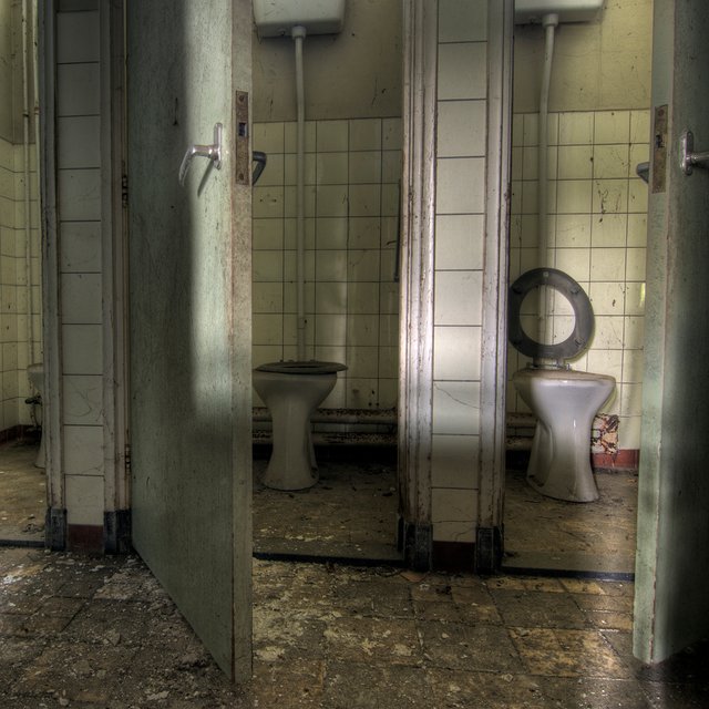 «Можно было пИсать и держаться за ручки»: что не так со школьными туалетами и как это изменить