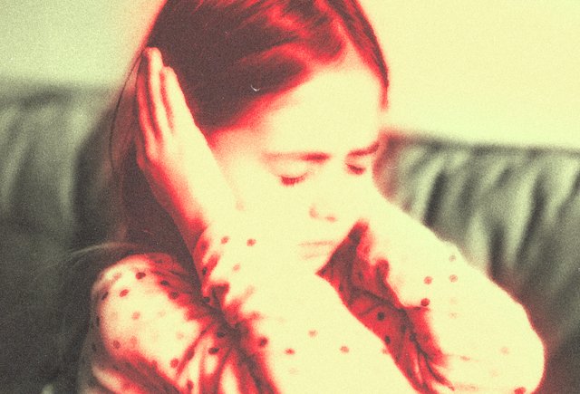 Мне 13 лет, я занимаюсь селфхармом и не могу это остановить. Рассказывать взрослым боюсь. Что мне делать?