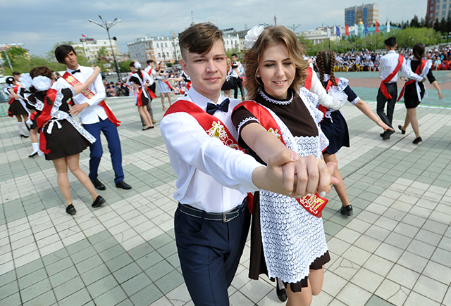 Как празднуют последний звонок в городах России. Онлайн