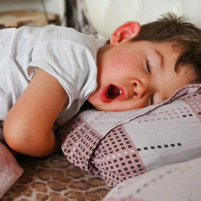 Нервные тики и разговоры во сне: 4 привычки ребенка, из-за которых не стоит волноваться