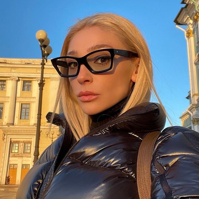 Не только поцелуй с Собчак: кто такая Настя Ивлеева и за что её полюбили подростки (а потом и взрослые)