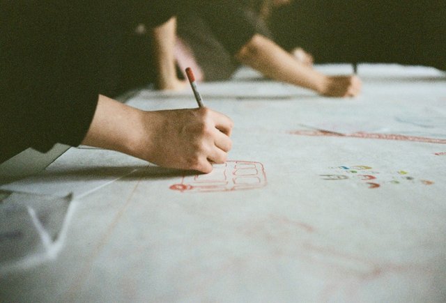 Мама хвалит моих сестер за рисунки, и я боюсь стать ненужной. Что делать?