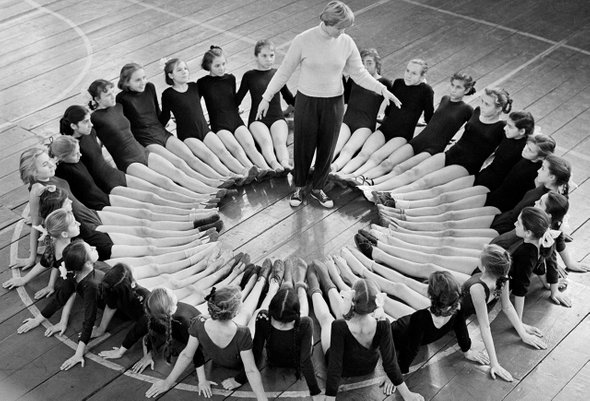 ренер во время занятия в секции художественной гимнастики детской спортивной школы. мастер спорта по художественной гимнастике о выборе тренера. Как выбрать тренера, который не навредит ребенку