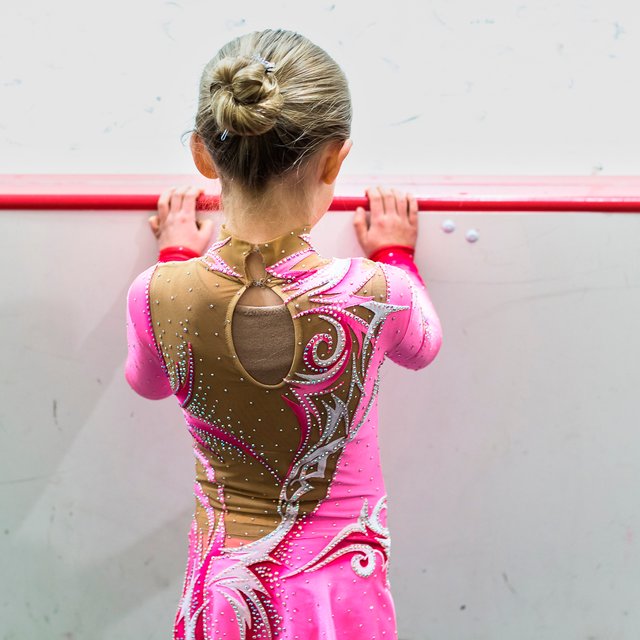 «Я не могу терпеть!» Что известно об истории с 8-летней фигуристкой, которую отец стыдит в видеоблоге