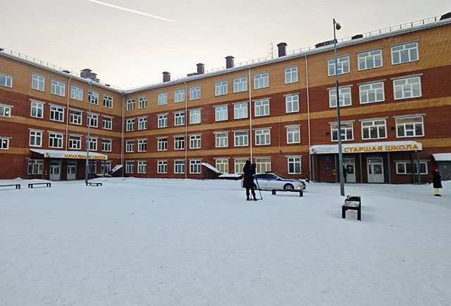 В Красноярске восьмиклассница устроила поджог в школе и напала на детей с молотком: что известно о ЧП