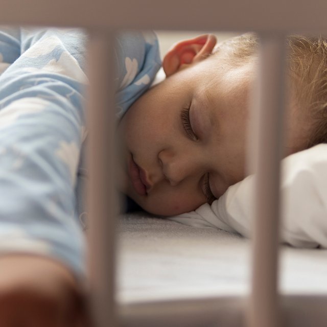 С какого возраста младенец может спать на подушке и какую лучше выбрать