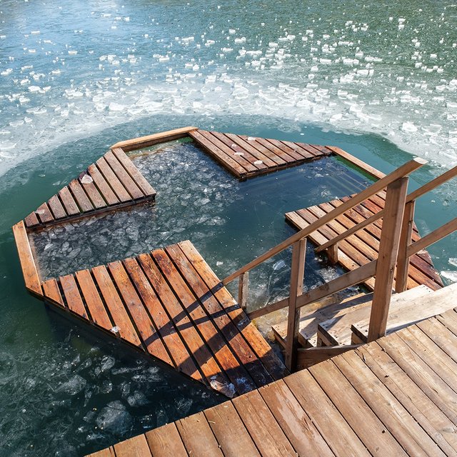 «Окунёмся в прорубь?» Педиатр и священник — о детях на крещенских купаниях