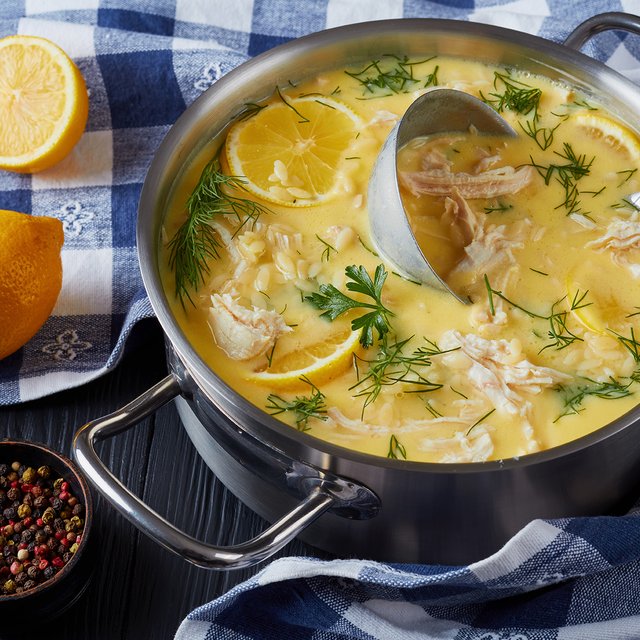 Просто добавьте лимон: новый рецепт обычного куриного супа