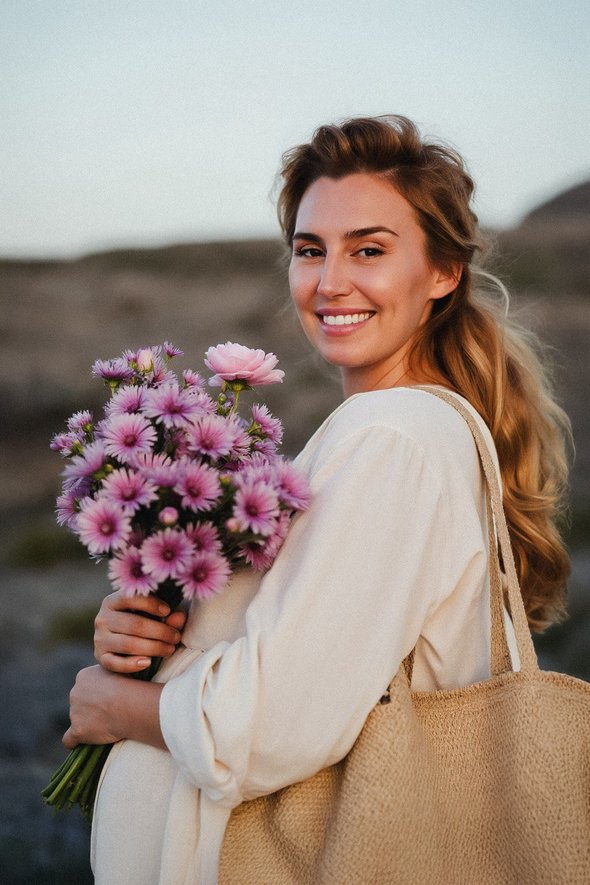 Беременная женщина с цветами. Диана Ходаковская