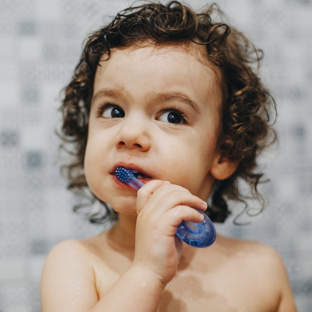 Как научить ребёнка чистить зубы самостоятельно? А в каком возрасте лучше начинать?