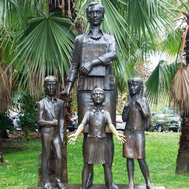 В каких городах России установлены памятники учителям: Сочи, Липецк, Торопец, Челябинск и другие