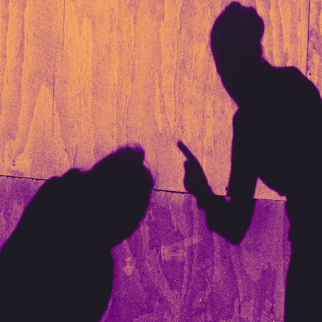 Что делать, если я вижу, как родители на улице ругаются на детей матом или бьют их?