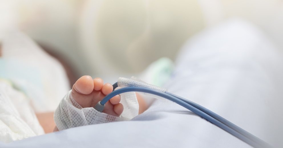 Новорожденный ребенок и врач. Обследования грудного ребенка. Госпитализация новорожденных. Ребенок у больной мамы коронавирусом в чебоксарах. Осмотр ребенка педиатром.