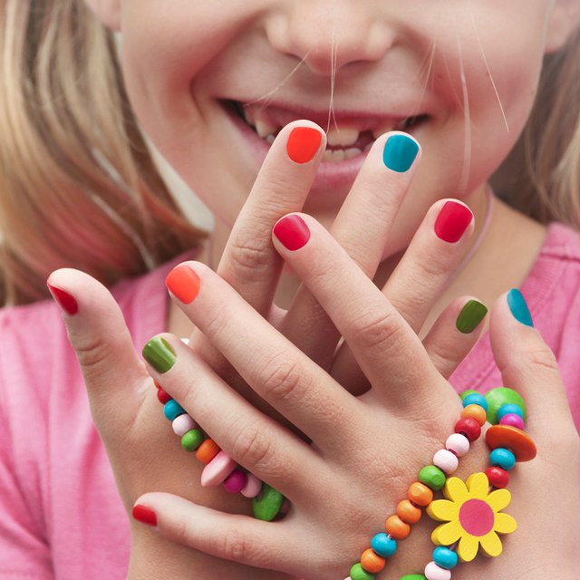Можно ли ребёнку красить ногти — и с какого возраста