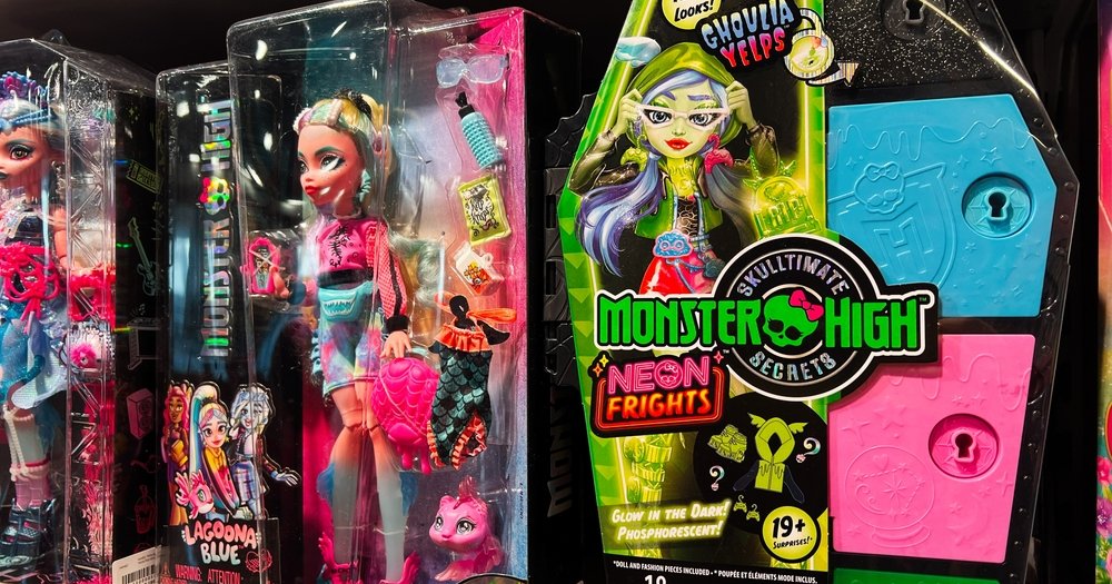 Роспотребнадзор призвали проверить законность продажи кукол Monster High в гробах