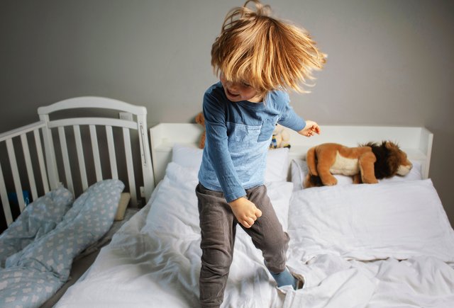 Сын в 5 лет чересчур активный и дерганый. Это норма или пора обращаться к специалистам?