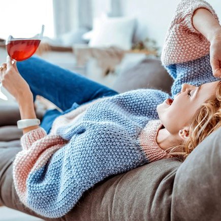 Ванна, сериальчик и бокальчик: кто такие «винные мамы»