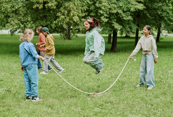 игра, образование, дружба, деятельность, студент, счастливый, ребенок, упражнение, обучение, мальчик, лето, молодежь, улыбка, весна, школа, трава, друг, разнообразный, женщина, парк, вместе, энергия, группа, многонациональный, детство, движение, природа, отдых, дерево, активный, сообщество, девочка, образ жизни, на открытом воздухе, на открытом воздухе, командная работа, здоровый, начальный, взаимодействие, скакалка, cr2025, движение, поддержка, веселье, смех, мужчина, забота, ребенок;