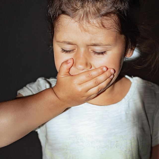 Ребёнок игнорирует любые просьбы взрослых: почему он так делает и как с ним разговаривать