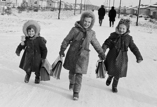 В школу пешком через лес, спать — в 9 вечера. Тест: выживете ли вы в рассказах родителей о детстве